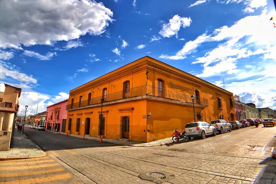 Sala de lectura y estanterías de la Biblioteca Andrés Henestrosa