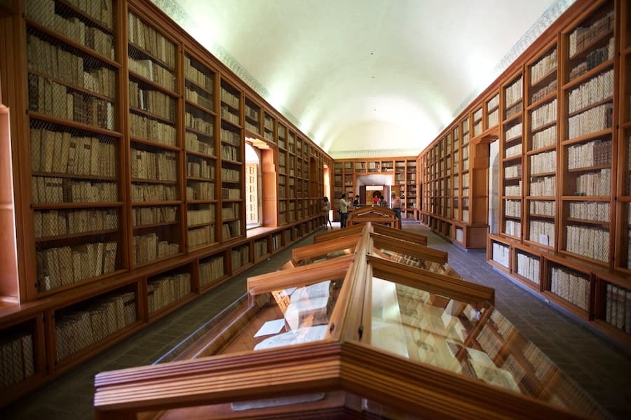 Estanterías de libros antiguos en la Biblioteca Fray Francisco de Burgoa