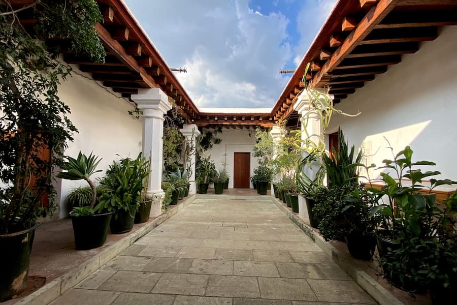 Patio principal y biblioteca del Instituto de Artes Gráficas de Oaxaca IAGO