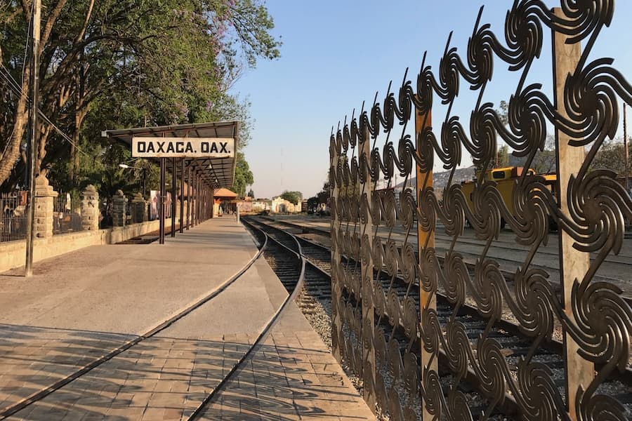 Antiguos vagones y locomotoras en el Museo del Ferrocarril de Oaxaca