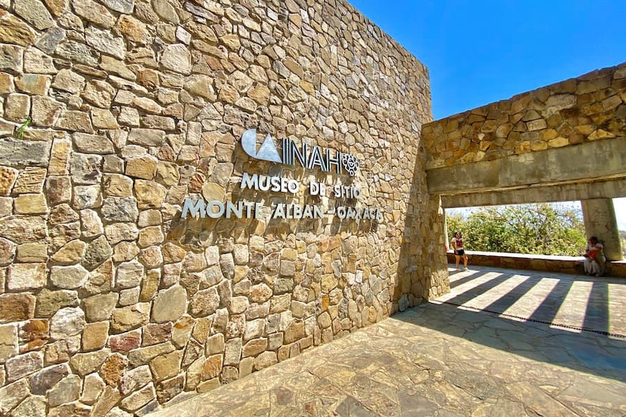 Piezas arqueológicas y estelas en el Museo de Sitio de Monte Albán