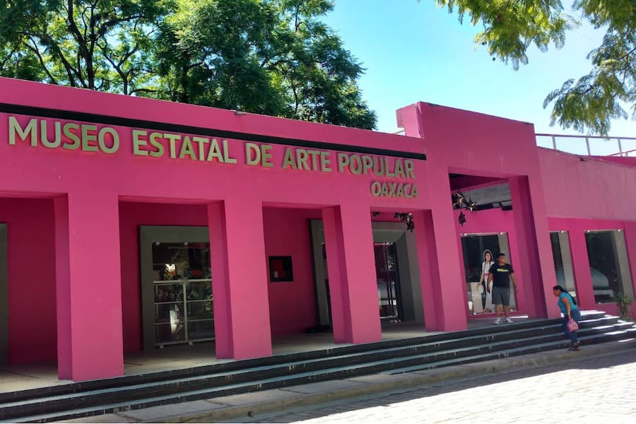 Artesanías de barro negro en el Museo Estatal de Arte Popular MEAPO