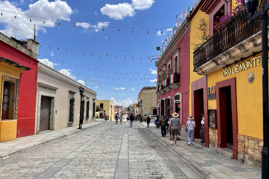 Andador Turístico Macedonio Alcalá en Oaxaca